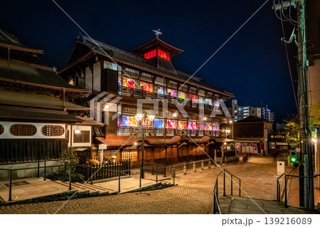 夜の道後温泉本館と色鮮やかなライトアップ風景 139216089