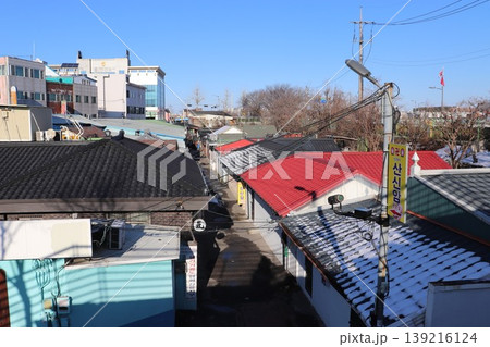 屋根に雪が残る韓国の住宅 屋根に雪が残る韓国の住宅 139216124