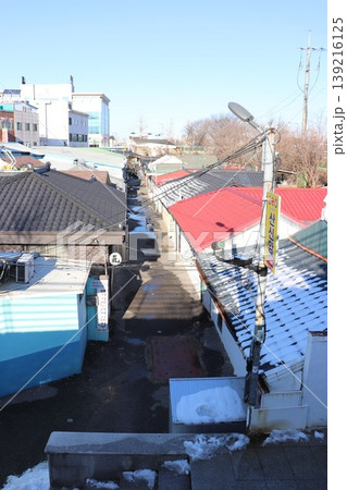雪が残る江陵の住宅地 雪が残る江陵の住宅地 139216125