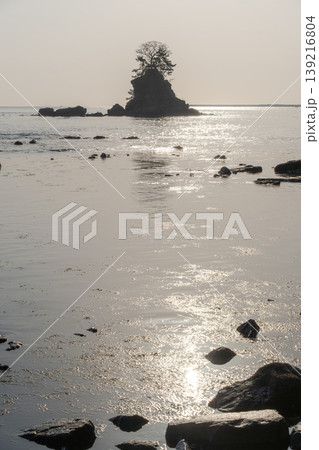 朝日に輝く海 139216804