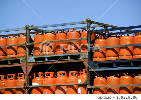 Botellas, bombonas de gas butano color Naranja. Orange Gas Racks Botellas, bombonas de gas butano color Naranja. Orange Gas Racks 139218386