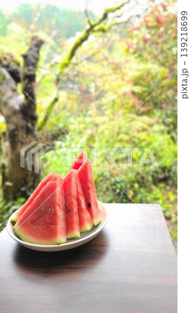夏を思わせる冷えたスイカと緑の背景 縁側での休息イメージ 夏を思わせる冷えたスイカと緑の背景 縁側での休息イメージ 139218699