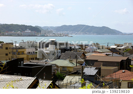 鎌倉の高台から望む由比ヶ浜の海岸線と住宅街のパノラマ風景 139219810