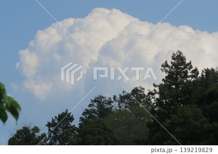 春の青空と白い雲 139219829