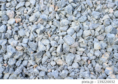 Gray granite gravel texture. Industrial aggregate for durable road bases, drainage systems, and professional landscaping 139220032
