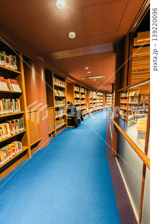 石川県立図書館 書架沿いの回廊と閲覧スペースの静かな空間 石川県立図書館 書架沿いの回廊と閲覧スペースの静かな空間 139220096