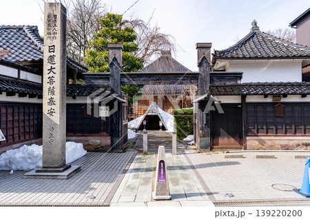 金沢・妙立寺（忍者寺）の門と境内 139220200