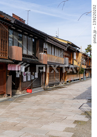 金沢・にし茶屋街の町家が並ぶ石畳の街並み 金沢・にし茶屋街の町家が並ぶ石畳の街並み 139220202