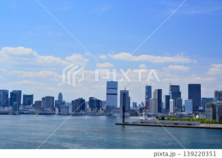 豊洲市場の屋上緑化広場から見える晴海方面の都市風景 豊洲市場の屋上緑化広場から見える晴海方面の都市風景 139220351