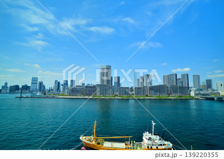 豊洲市場の屋上緑化広場から見える晴海方面の都市風景 139220355