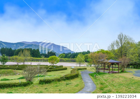 新緑の公園、美しい山並みと小道のある穏やかな風景 139221034