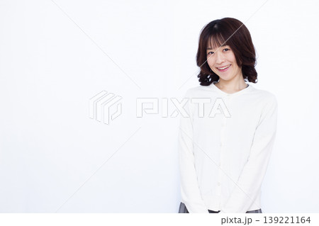 パーマヘアの女性 139221164
