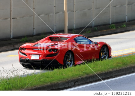 イタリア製の赤いスポーツカー 139221212