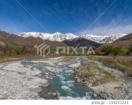 雪解け水の流れる川と、壮大な白馬三山の風景 雪解け水の流れる川と、壮大な白馬三山の風景 139221221