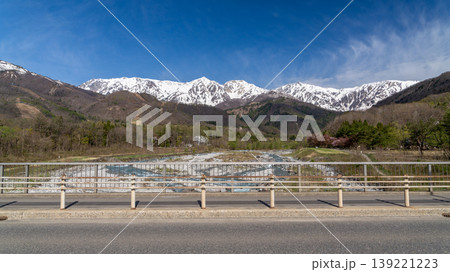 雪解け水の流れる川と、壮大な白馬三山の風景 雪解け水の流れる川と、壮大な白馬三山の風景 139221223