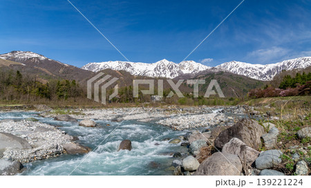 雪解け水の流れる川と、壮大な白馬三山の風景 雪解け水の流れる川と、壮大な白馬三山の風景 139221224