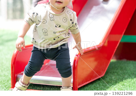 すべり台で遊ぶ幼児の元気な保育園外遊び風景 すべり台で遊ぶ幼児の元気な保育園外遊び風景 139221296