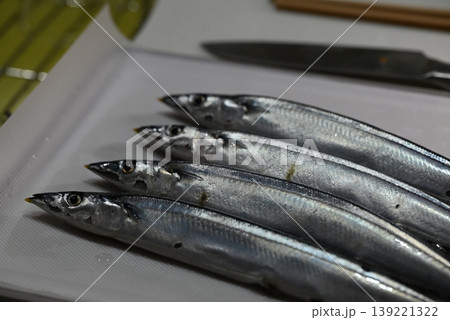 秋の味覚の新鮮な生の秋刀魚 秋の味覚の新鮮な生の秋刀魚 139221322