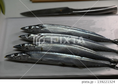 秋の味覚の新鮮な生の秋刀魚 秋の味覚の新鮮な生の秋刀魚 139221324