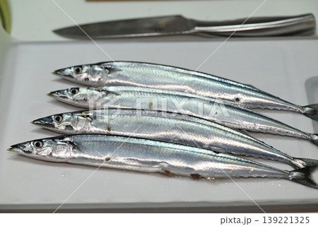 秋の味覚の新鮮な生の秋刀魚 秋の味覚の新鮮な生の秋刀魚 139221325