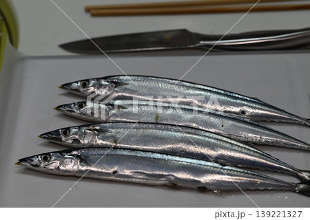 秋の味覚の新鮮な生の秋刀魚 秋の味覚の新鮮な生の秋刀魚 139221327