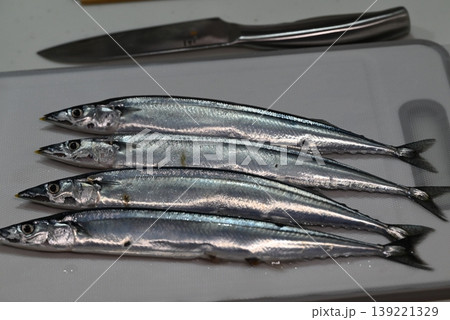 秋の味覚の新鮮な生の秋刀魚 秋の味覚の新鮮な生の秋刀魚 139221329