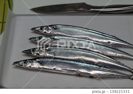秋の味覚の新鮮な生の秋刀魚 秋の味覚の新鮮な生の秋刀魚 139221331