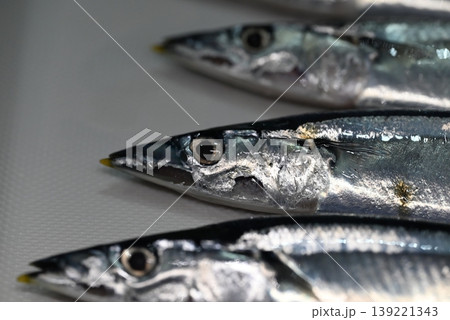 秋の味覚の新鮮な生の秋刀魚 秋の味覚の新鮮な生の秋刀魚 139221343