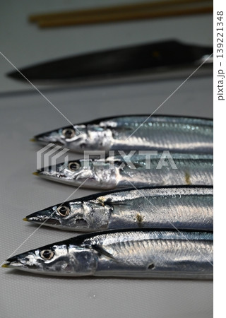 秋の味覚の新鮮な生の秋刀魚 秋の味覚の新鮮な生の秋刀魚 139221348