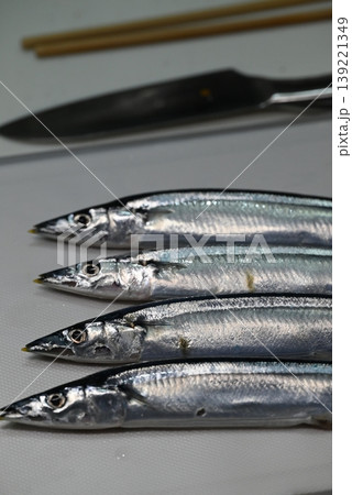 秋の味覚の新鮮な生の秋刀魚 秋の味覚の新鮮な生の秋刀魚 139221349