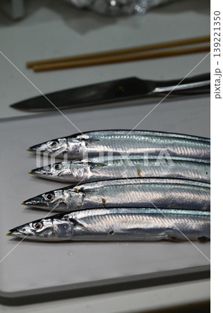 秋の味覚の新鮮な生の秋刀魚 秋の味覚の新鮮な生の秋刀魚 139221350