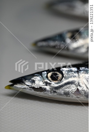 秋の味覚の新鮮な生の秋刀魚 139221351
