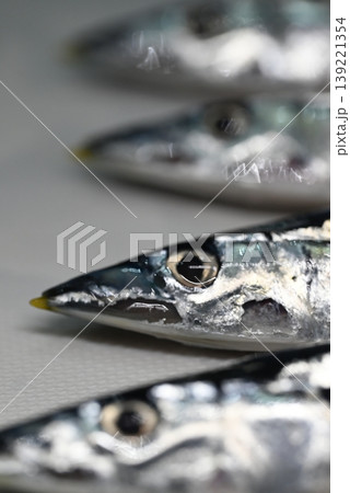 秋の味覚の新鮮な生の秋刀魚 139221354