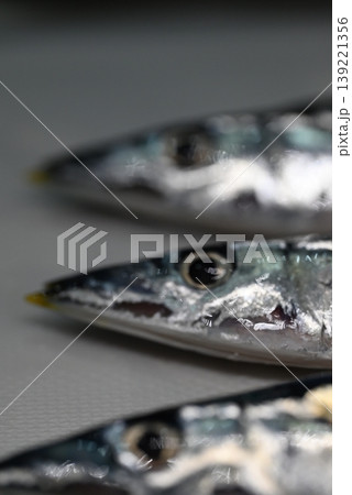 秋の味覚の新鮮な生の秋刀魚 秋の味覚の新鮮な生の秋刀魚 139221356