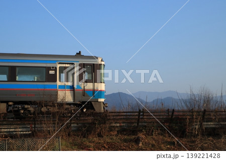 美しい四国山地の山々を背景に早朝の予讃線を走るキハ185系の乗り得普通列車_2026/2/21撮影 美しい四国山地の山々を背景に早朝の予讃線を走るキハ185系の乗り得普通列車_2026/2/21撮影 139221428