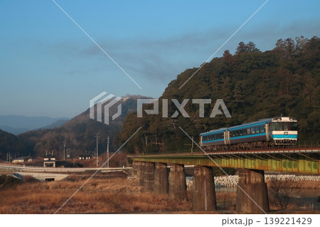 美しい四国山地の山々を背景に早朝の予讃線を走るキハ185系の乗り得普通列車_2026/2/21撮影 美しい四国山地の山々を背景に早朝の予讃線を走るキハ185系の乗り得普通列車_2026/2/21撮影 139221429