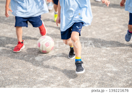 園庭でボール遊びを楽しむ子どもたちの元気な外遊び風景 園庭でボール遊びを楽しむ子どもたちの元気な外遊び風景 139221676