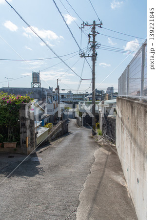 電柱や電線が多い快晴の路地裏の抜け道 電柱や電線が多い快晴の路地裏の抜け道 139221845