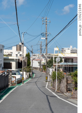 電柱や電線が多い快晴の路地裏の抜け道 電柱や電線が多い快晴の路地裏の抜け道 139221846