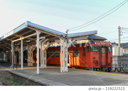 ホームに停車するレトロな電車 139222523