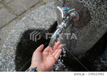 公園の水道水で手を洗う 公園の水道水で手を洗う 139222982