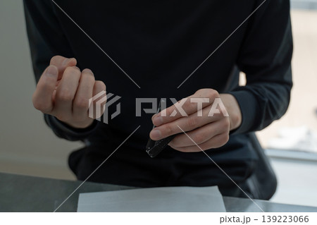 爪やすりをする男性 爪やすりをする男性 139223066