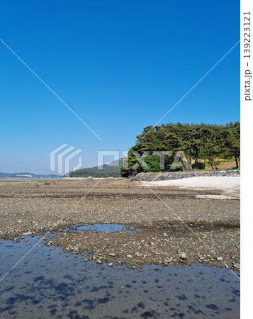 It is a sea with mudflats. It is a sea with mudflats. 139223121