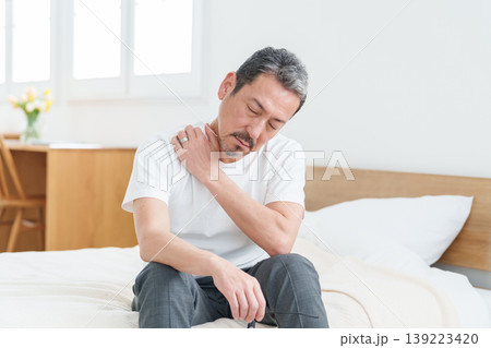 肩こりに悩む中高年の男性 肩こりに悩む中高年の男性 139223420