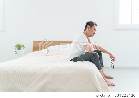 肩こりに悩む中高年の男性 肩こりに悩む中高年の男性 139223426