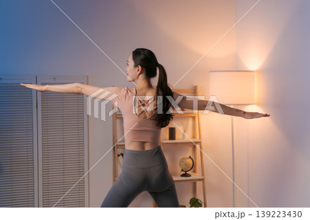 部屋でヨガをする女性 部屋でヨガをする女性 139223430