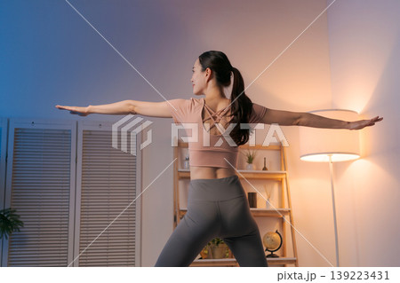 部屋でヨガをする女性 部屋でヨガをする女性 139223431