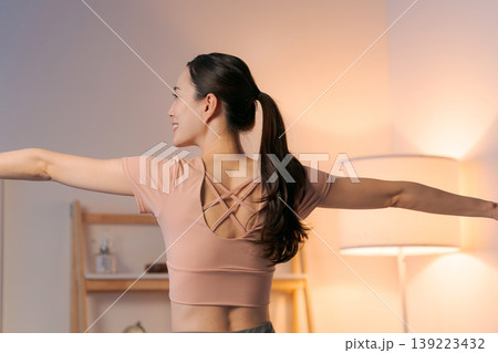 部屋でヨガをする女性 部屋でヨガをする女性 139223432