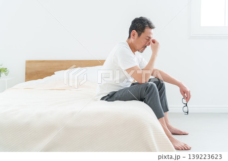 疲れ目に悩む中高年の男性 疲れ目に悩む中高年の男性 139223623