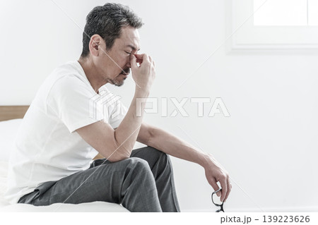 疲れ目に悩む中高年の男性 疲れ目に悩む中高年の男性 139223626